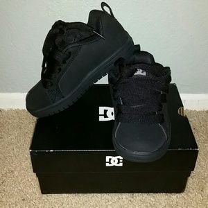 NIB DC Black Court Graffik Skate Shoes 12.5 Youth
